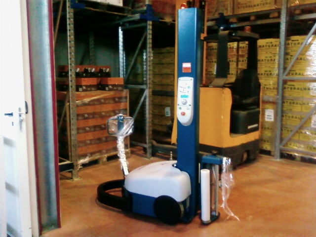Foto0175.jpg Robot fasciapallet Worker - Az. Distribuzione alimentare - G. di  Aversa (CE)